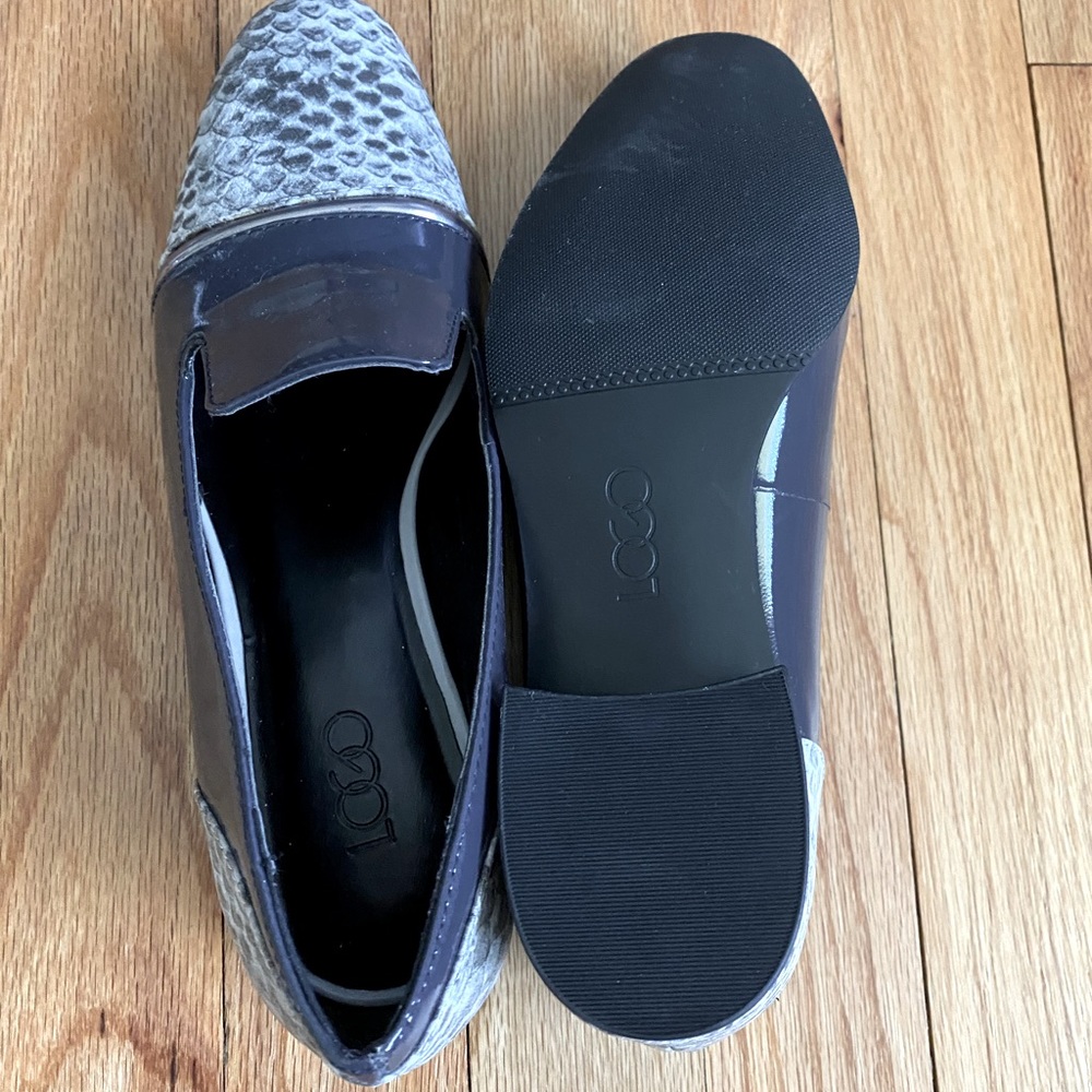 Brand new stylish patent navy and grey pump